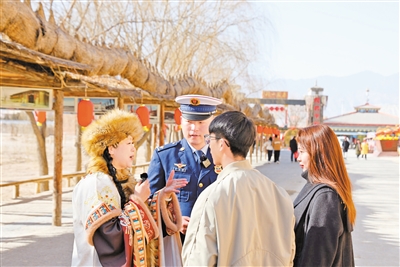     寧夏機(jī)動隊(duì)伍在鎮(zhèn)北堡影城開展直播活動。