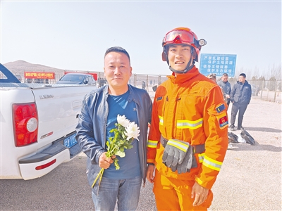     寧夏機(jī)動隊(duì)伍勸導(dǎo)在白芨灘保護(hù)區(qū)祭祀的群眾。