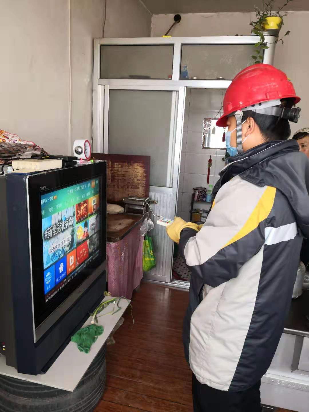 為用戶上門調(diào)測電視信號(hào).jpg