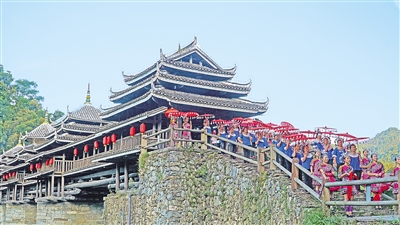     8月26日，三江侗族自治縣程陽(yáng)八寨景區(qū)。程陽(yáng)八寨位于三江侗族自治縣林溪鎮(zhèn)，立足中國(guó)侗族原生態(tài)旅游資源，通過(guò)旅游銷(xiāo)售油茶、茶葉、侗族工藝品等提高群眾收入。