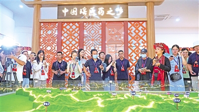     8月24日，記者一行走進(jìn)“中國(guó)瑤醫(yī)藥之鄉(xiāng)”廣西來(lái)賓市金秀瑤族自治縣。