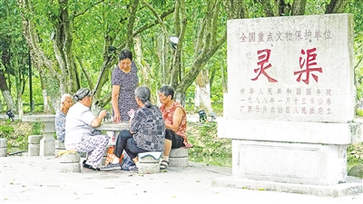     靈渠位于廣西壯族自治區(qū)桂林市興安縣，全長(zhǎng)36.4公里，是連接長(zhǎng)江流域和珠江流域的一條古代運(yùn)河。水清岸綠渠暢景美，每年吸引游客100多萬(wàn)人次。
